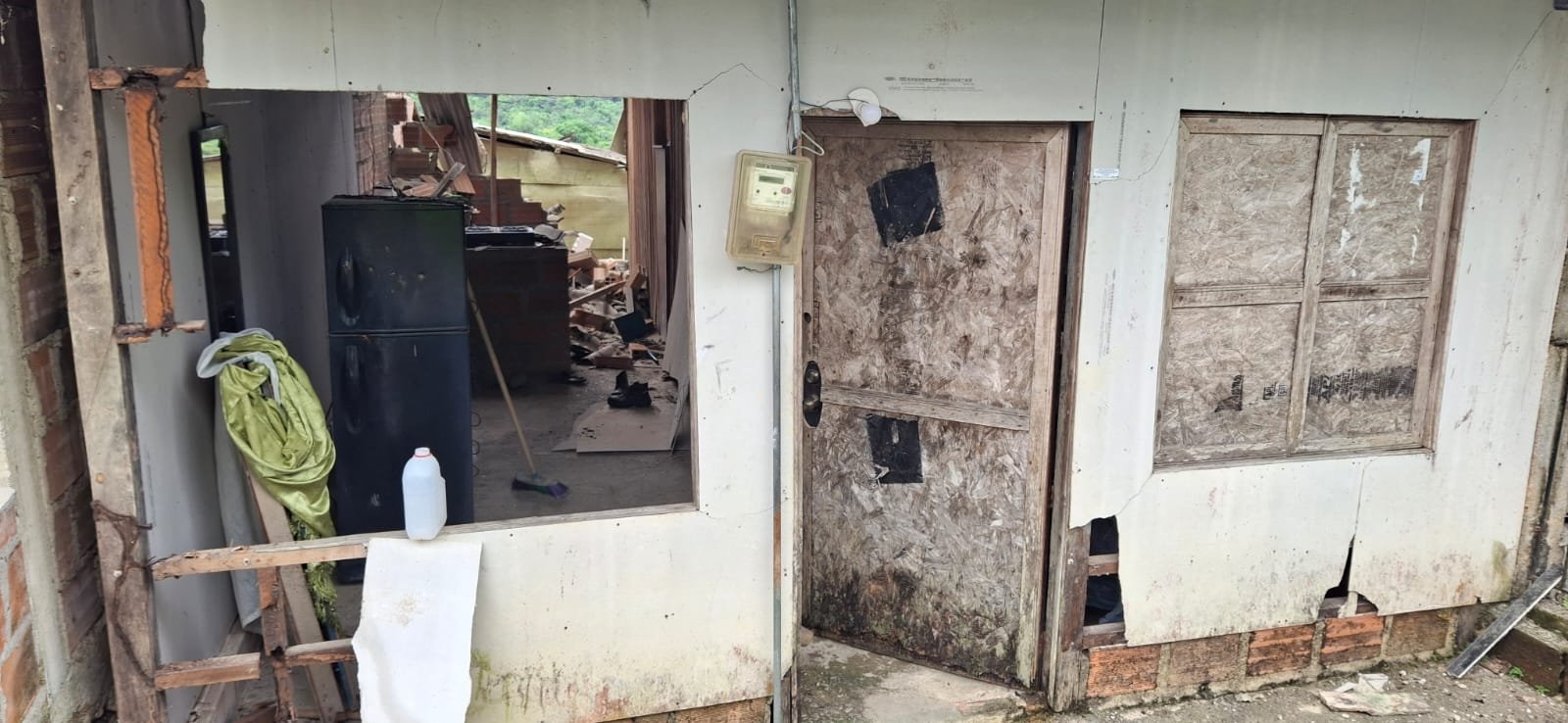 Puertas y ventanas tapiadas con madera tras el sismo