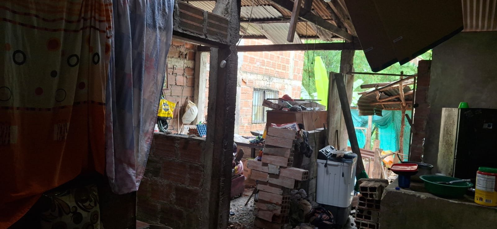 Materiales de construcción almacenados entre los escombros