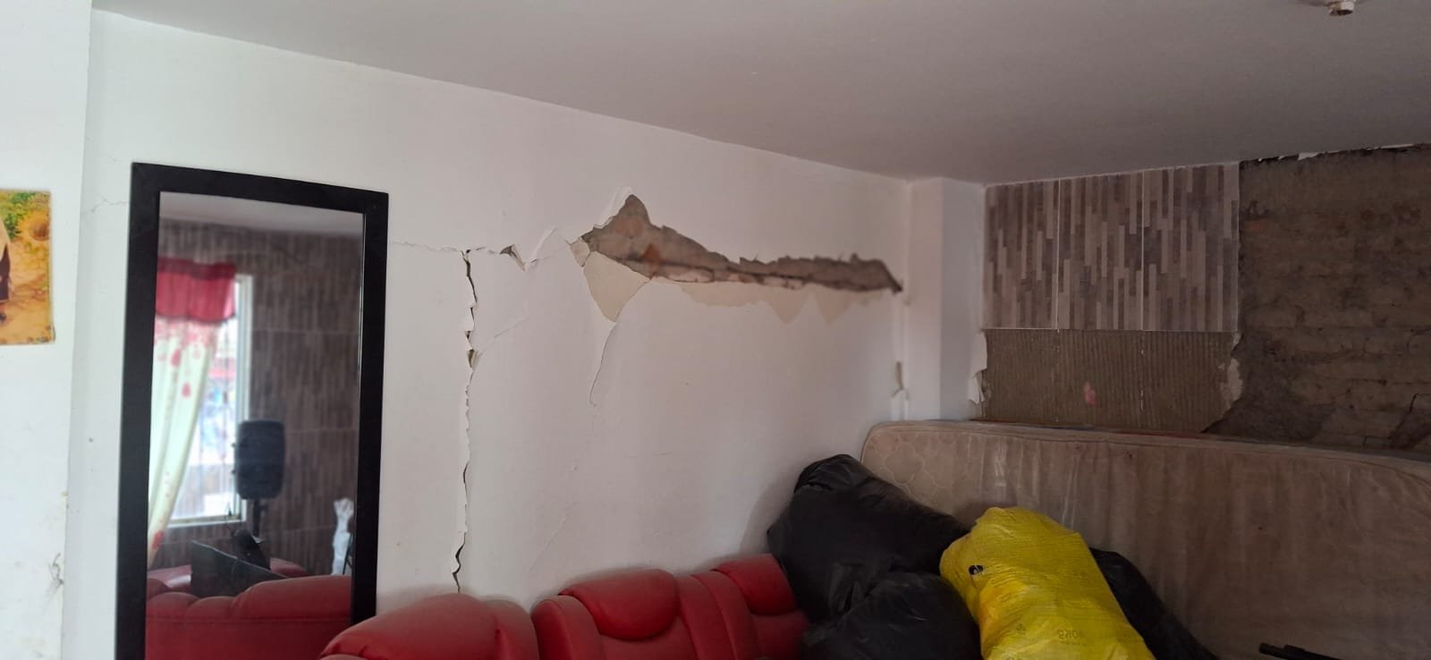 Grieta prolongada en la pared de la sala